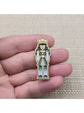 RLXCL Queen Nutcracker Green Lavender Enamel Gold Tone Holiday Pin A8199